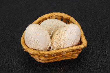 Pişirmeye hazır üç büyük çiğ hindi yumurtası.
