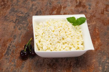 Taze kaymak tabaktaki taze kaymak. Naneli ve vişneli.