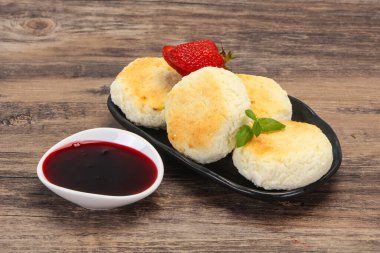 Reçelli krep ve naneli çilek.