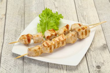 Izgara domuz şişi salata yaprakları servis edildi.