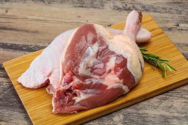 Çiğ ördek bacağı pişirmek için biberiye servis edilir.