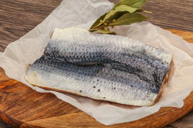 Güvertede deri ve baharatlı ringa filetosu.