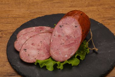 Baharatlı ve otlu füme jambon.