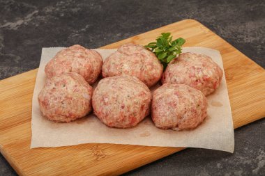 Yemek pişirmek için çiğ hindi köftesi.