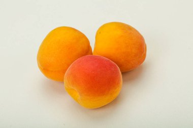 Taze, tatlı, birkaç kayısı meyvesi.