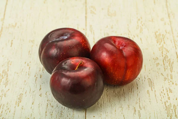 熟した甘いおいしい梅の果実のヒープ — ストック写真