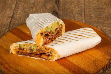 Et, sebze ve soslu ızgara Shawarma.