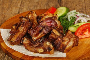 Izgara domuz pirzolası. Sebzeli ve soğanlı.