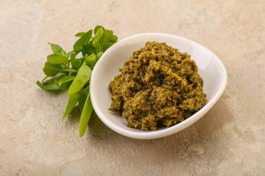 Fesleğen ve sedir fıstıklı yeşil sos sosu.