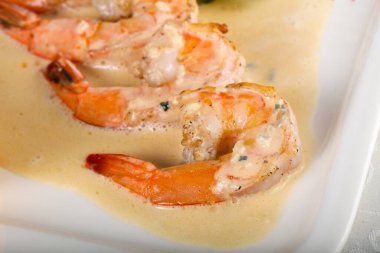 Krema soslu karides ve roka