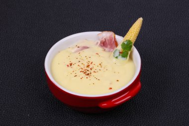 Domuz pastırmalı ve baharatlı peynir çorbası.