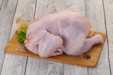 Çiğ tavuk pişirmeye hazır.