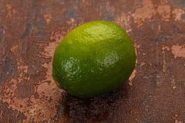 Ahşap zemin üzerinde olgun yeşil kireç