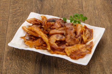 Kasede domuz kulağı var.