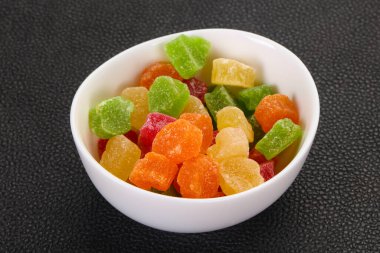 Tatlı meyve yığını kasede