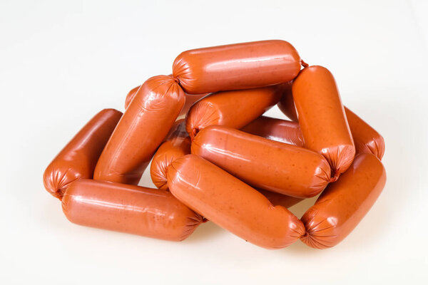 Вкусные мясные колбаски готовы к употреблению на белом фоне
