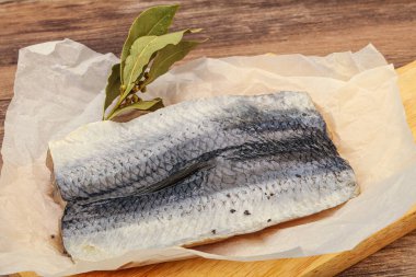 Güvertede deri ve baharatlı ringa filetosu.