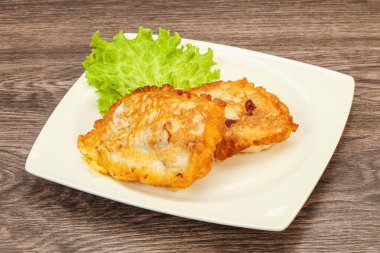 Ekmeğin içinde kızarmış morina balığı