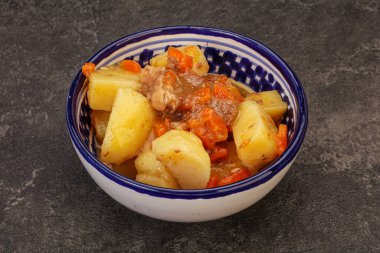 Soslu ve sebzeli kızarmış patates ve biftek.