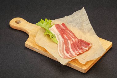 Fırında pişmemiş domuz pastırması.