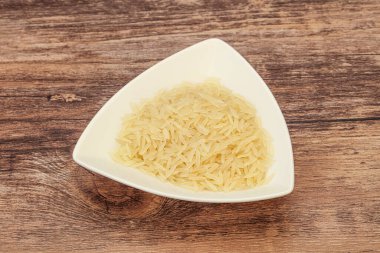 Tabakta çiğ Hint basmati pilavı