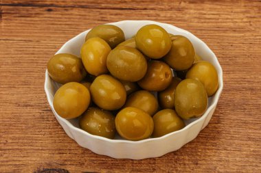 Kavanozda yeşil zeytin turşusu