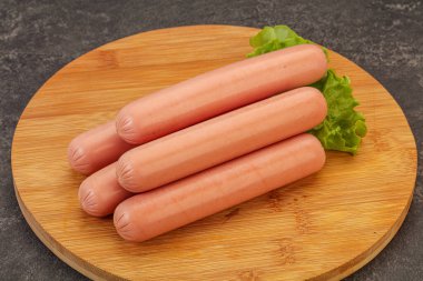 Lezzetli et sosisleri güverteye yığılmış.