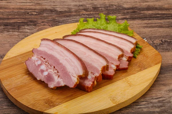 Leckere Geräucherte Schweinsbratenscheibe Über Holzbrett — Stockfoto