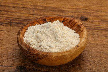 Buğday unu kasede yemek pişirmek için.