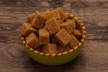 Kahverengi baston şeker yavruları kasede