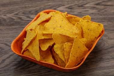Meksika mısır cipsi üçgen yığını.