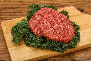 Izgara için çiğ sığır eti pirzolası.