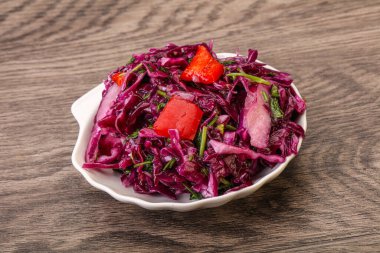 Bitki ve baharatlı kırmızı lahana turşusu