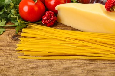 Çiğ İtalyan spagetti yığını, peynir ve sebzeli.