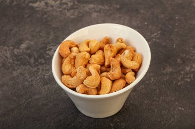 Kavrulmuş kaju yığını kasede