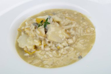 Armut ve gorgonzola peynirli risotto.