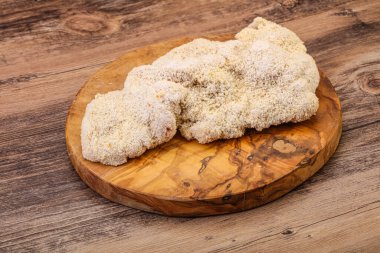 Kızartma için çiğ domuz eti şnitzel.