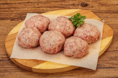 Yemek pişirmek için çiğ hindi köftesi.