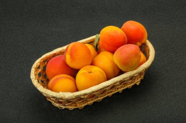 Taze, tatlı, birkaç kayısı meyvesi.