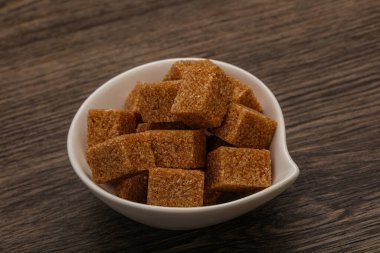 Kahverengi baston şeker yavruları kasede