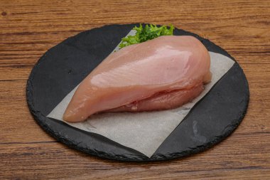 Pişirmek için çiğ tavuk göğsü.