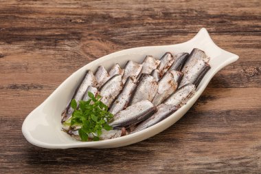 Fesleğen servis edilen kasede ançüezli balık atıştırması.