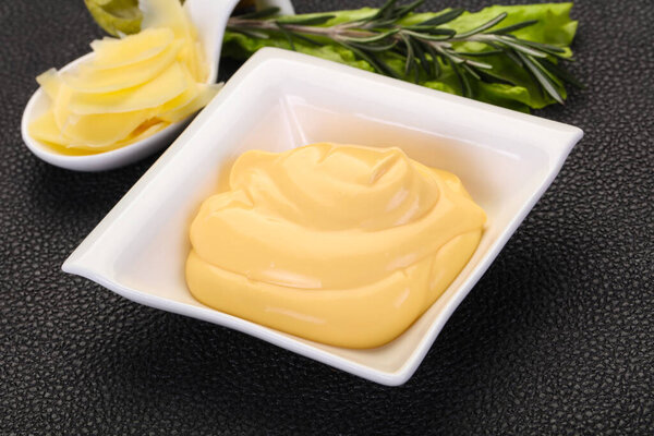 Сырный соус в миске нарезанный пармезан