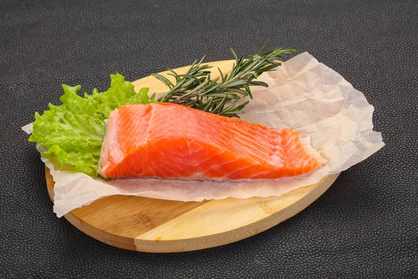 Stück Roher Lachs Über Dem Hölzernen Hintergrund — Stockfoto