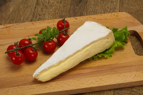 Triângulo Queijo Brie Servido Folhas Salada — Fotografia de Stock