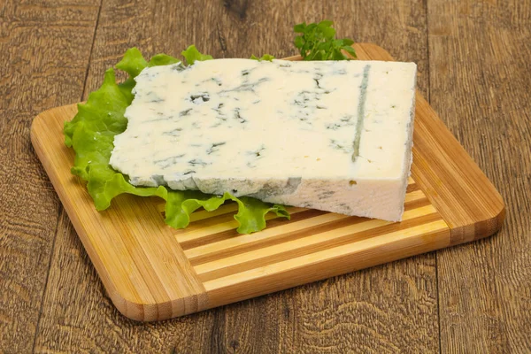 イタリアの伝統的なゴルゴンゾーラソフトチーズと型 — ストック写真