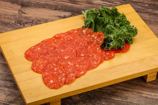 Italiensk Kryddig Pepperoni Korv Skivor Över Bord — Stockfoto