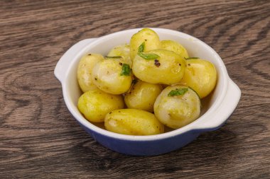 Kasede taze haşlanmış patates soğan servis edildi.