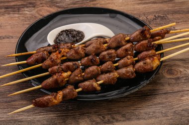 Asya mutfağı. Biber soslu tavuk kalbi şiş.