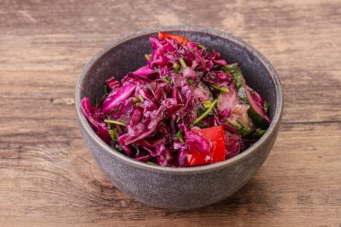 Bitki ve baharatlı kırmızı lahana turşusu